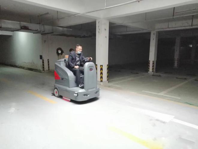 抚州小区物业保洁不用人力改用驾驶式洗地机了